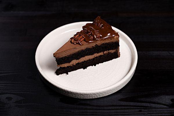 Шоколадный торт с пеканом и карамелью