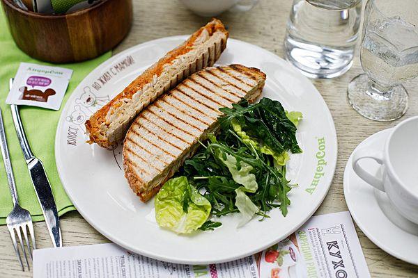 Горячий сэндвич с бужениной и миксом салатов