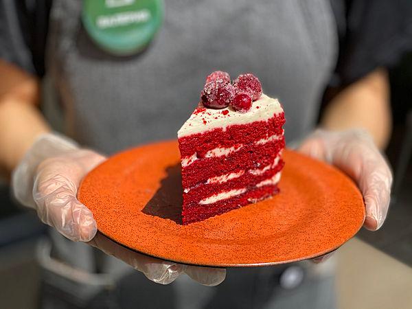 Торт «Красный бархат» с сезонной ягодой