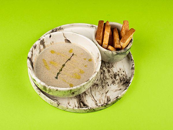 Грибной крем-суп с трюфельным маслом и гренками