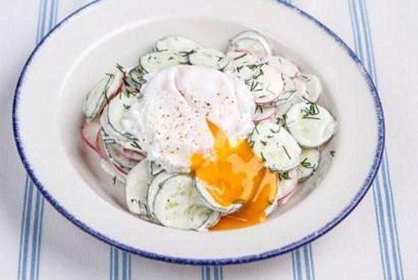 Салат из огурцов и редиски со сметаной и яйцом пашот