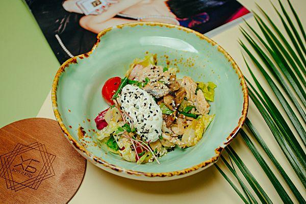 Салат с цыпленком грибами и фасолью