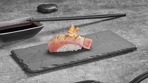 Опаленые суши с тунцом