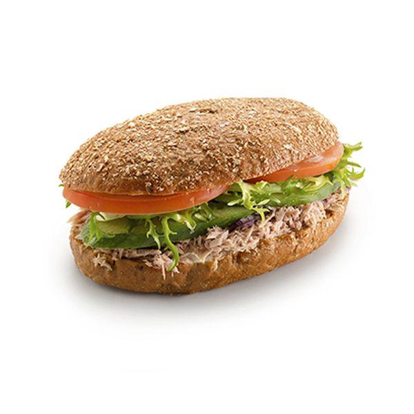 Сандвич на ржаном хлебе с тунцом