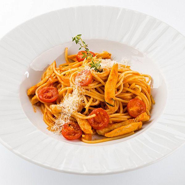 Спагетти в томатном соусе с курицей