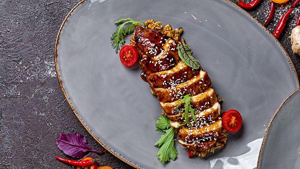 Куриная грудка в соусе террияки и рисом в азиатском стиле с овощами