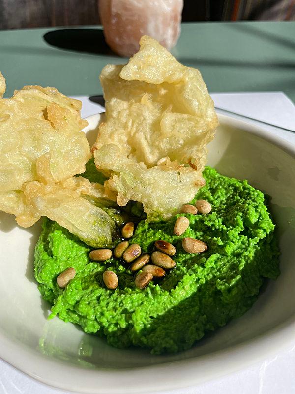 Хумус из эдамаме с зелёным маслом и кедровыми орехами
