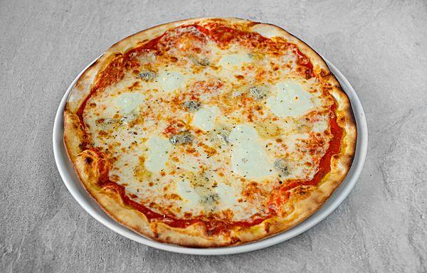 Пицца четыре сыра с томатным соусом