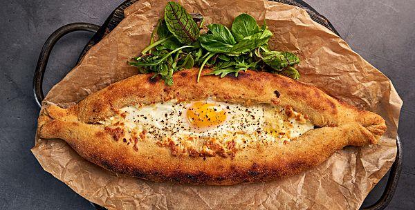 Открытый пирог с фермерским сыром и яйцом