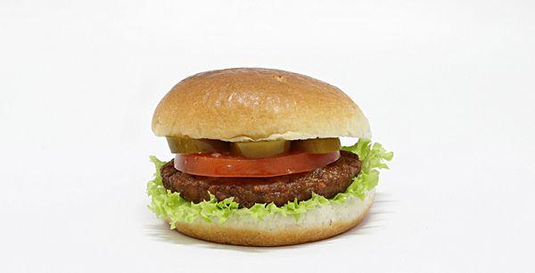 Гамбургер с говядиной и перцем халапеньо