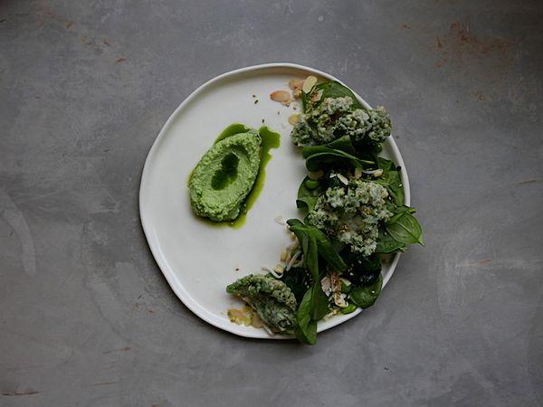 Зеленый салат со шпинатом и темпурой из кейла