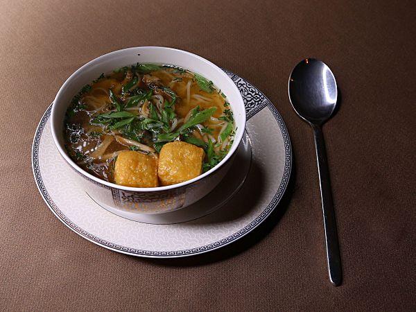 Мисо Миядзаки с лапшой Соба, грибами и жареным тофу