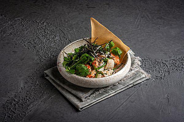 Тайский салат с тигровыми креветками, кальмаром и мятой