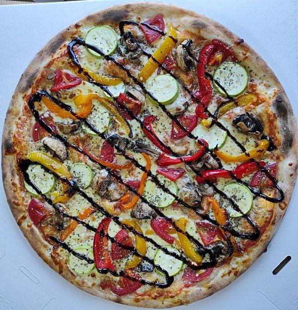 Пицца с овощами гриль и соусом бальзамик