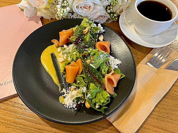 Салат с лососем, соусом Сабайон и воздушным рисовым снегом
