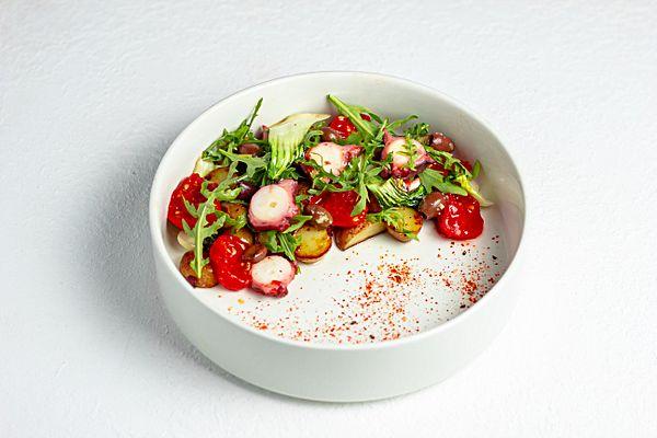 Теплый салат с осьминогом