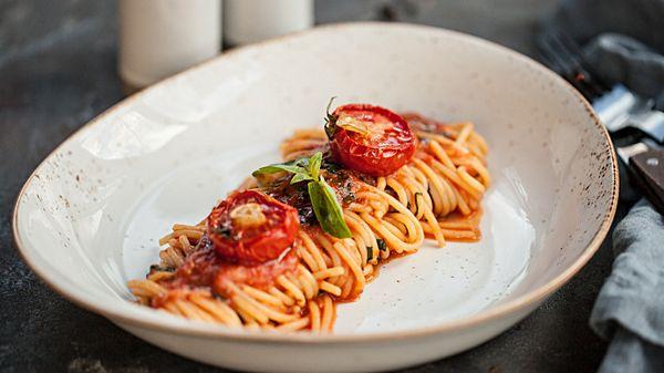 Спагетти с вялеными томатами