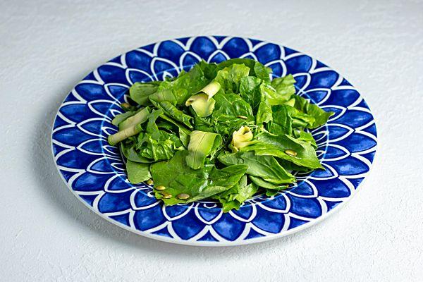Зелёный салат со шпинатом и авокадо