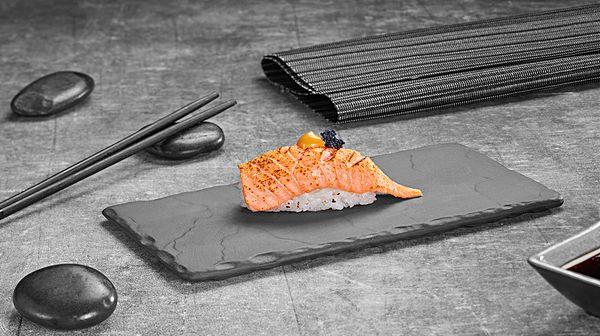 Опаленые суши с лососем