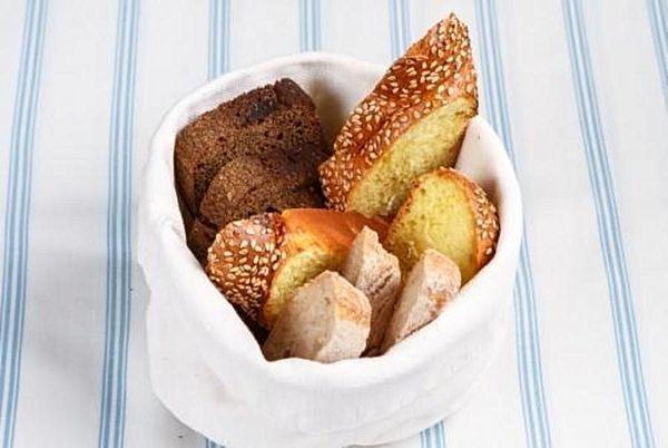 Хлеб разный: хала, ржаной, пресный пшеничный