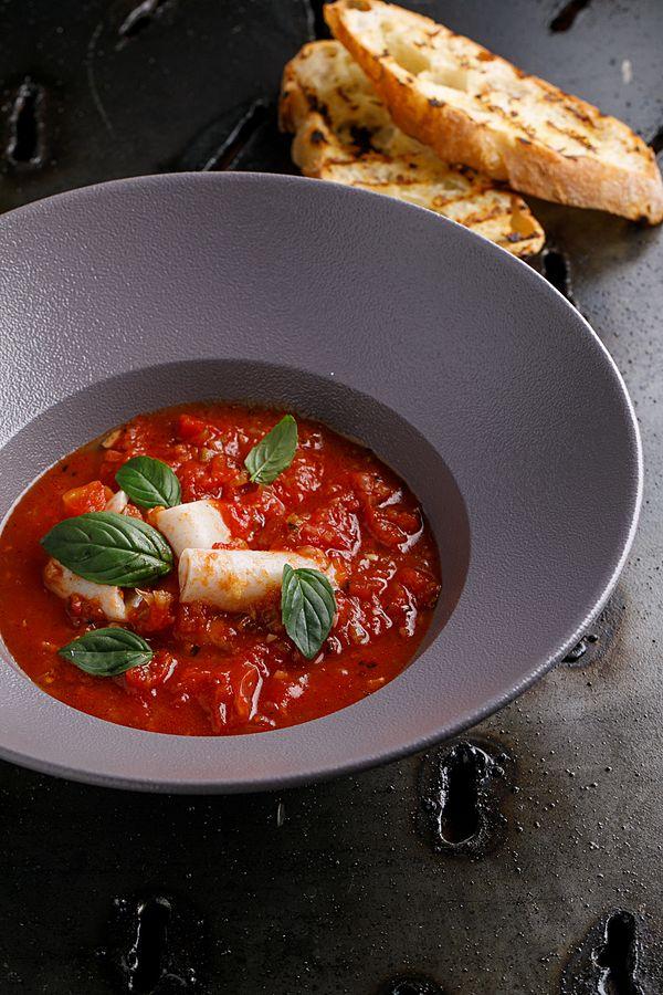Итальянский томатный суп с кальмарами