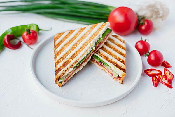 Сэндвич с гречиским сыром и вялеными томатами