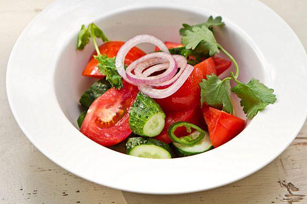 Салат из свежих овощей с кахетинским маслом