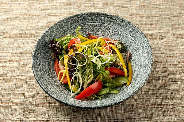 Салат из свежих овощей с маслом