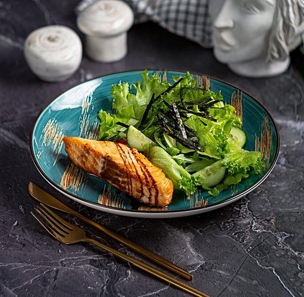 Стейк из лосося с зеленым салатом
