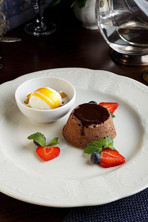 Шоколадный тортино с ванильным пломбиром и тропическим соусом