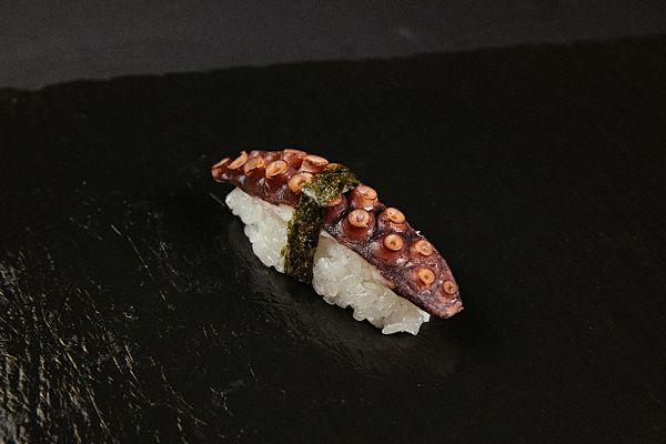 Суши с осьминогом