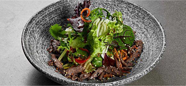 Азиатский салат с говядиной, спаржей и хрустящей зеленью
