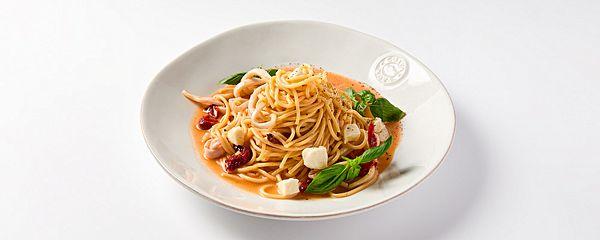 Спагетти с кальмаром и вялеными томатами