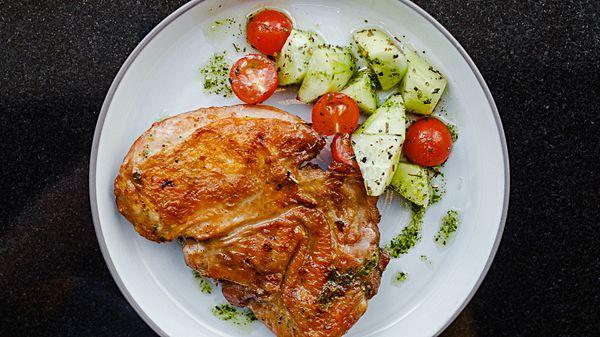 Запеченный цыпленок с овощами