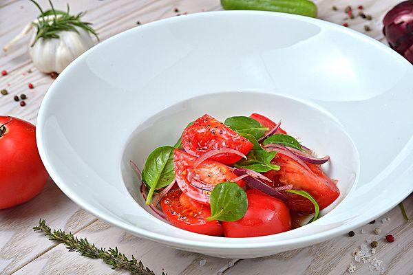 Салат с томатами и красным луком
