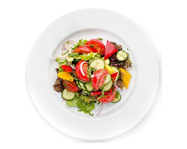 Деревенский салат из свежих овощей