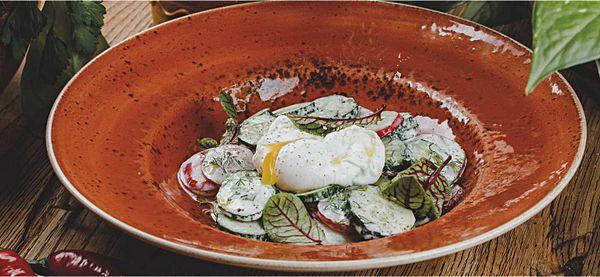 Салат с редисом и яйцом пашот