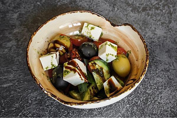 Греческий с гигантскими маслинами и соусом песто