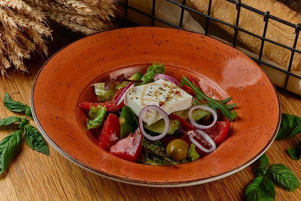 Салат из сезонных овощей с фермерским сыром и гигантскими оливками