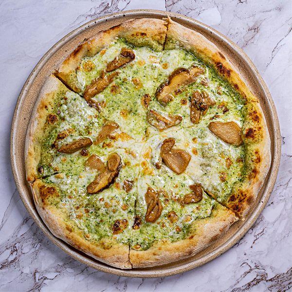 Пицца с белыми грибами и соусом песто из зелени