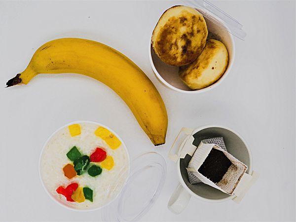 Завтрак с рисовой кашей, сырниками, дрип-пакетом и фруктом