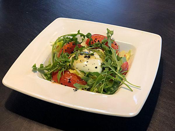 Грин-салат с яйцом-пашот и соусом Айоли