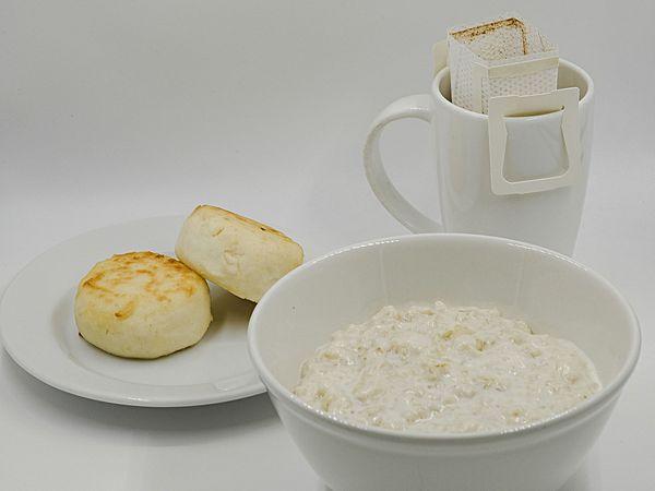 Завтрак с овсяной кашей, сырниками и дрип-пакетом