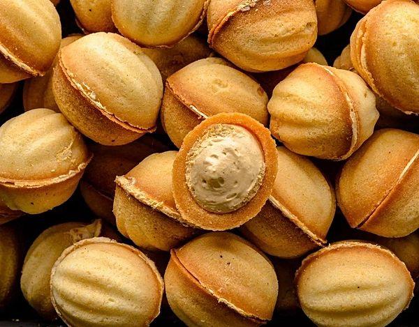 Орешки со сгущенкой и орехом (Миндальные)