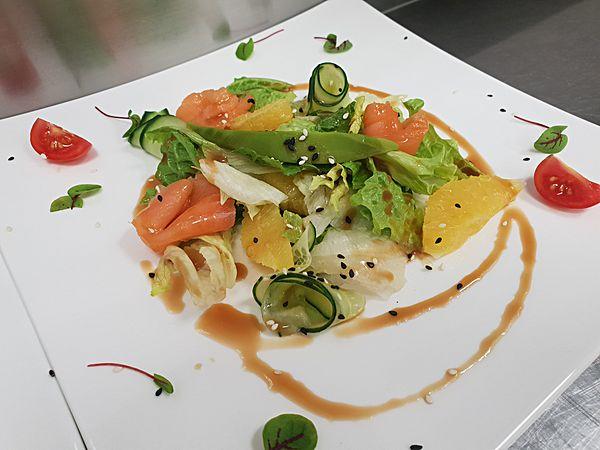 Салат со слабосоленым лососем и апельсином в медово-соевой заправке
