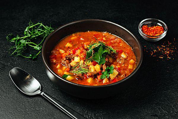 Венский суп-гуляш из теленка с овощами  и  дуэтом зелени