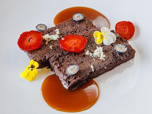 Шоколадный десерт с карамелью из маракуйи