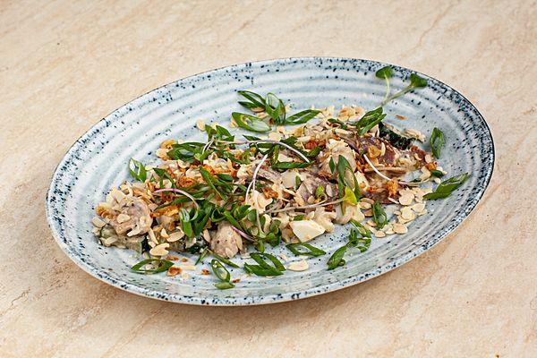 Салат с томленым языком, грибами и битыми огурцами с чесночным соусом