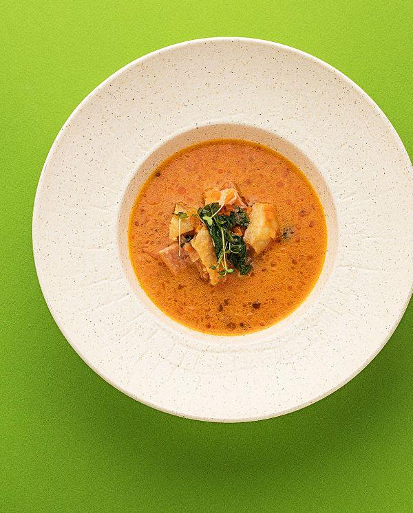 Томатный рыбный суп со шпинатом