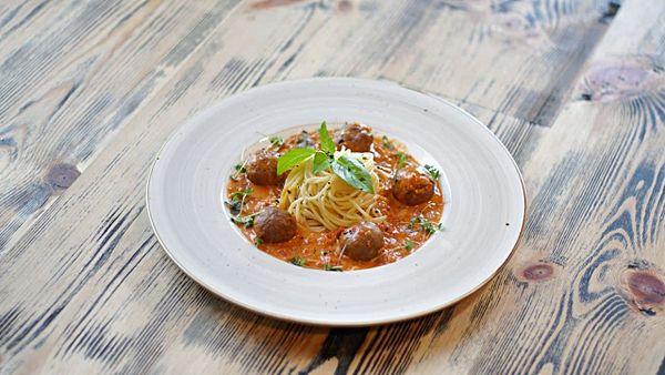 Спагетти в сливочно-томатном соусе с тефтельками